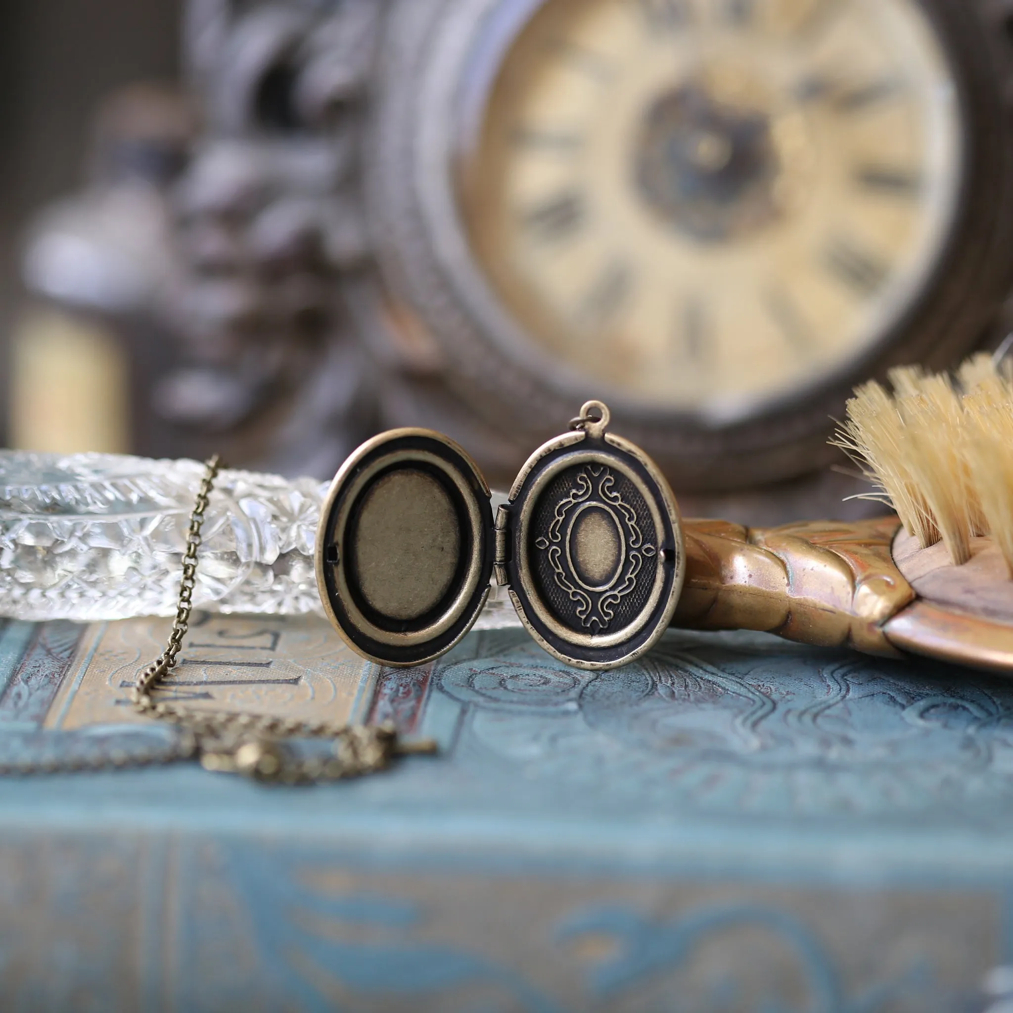 Bee Cameo Oval Vintage Style Locket