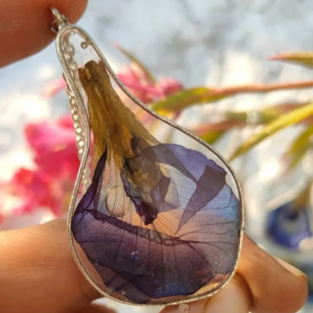 Conspicuous Peaflower Real Dried Flower Necklace