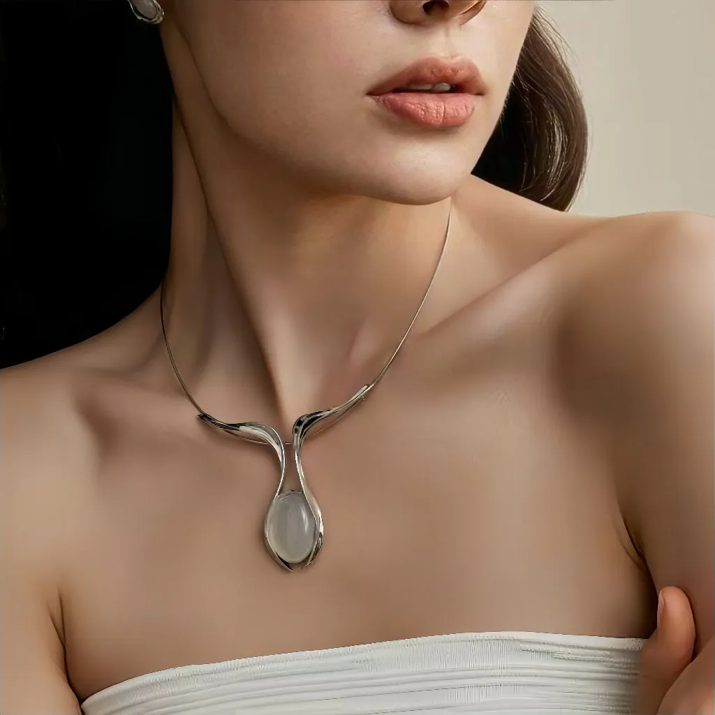 Elegant Queen - Clear Quartz Necklace
