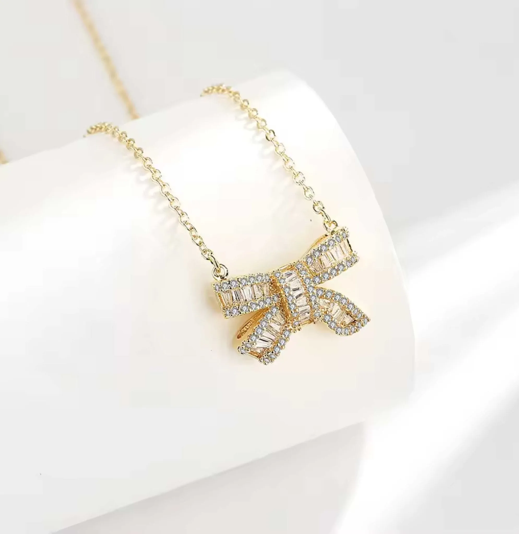 Princess bow minimal necklace