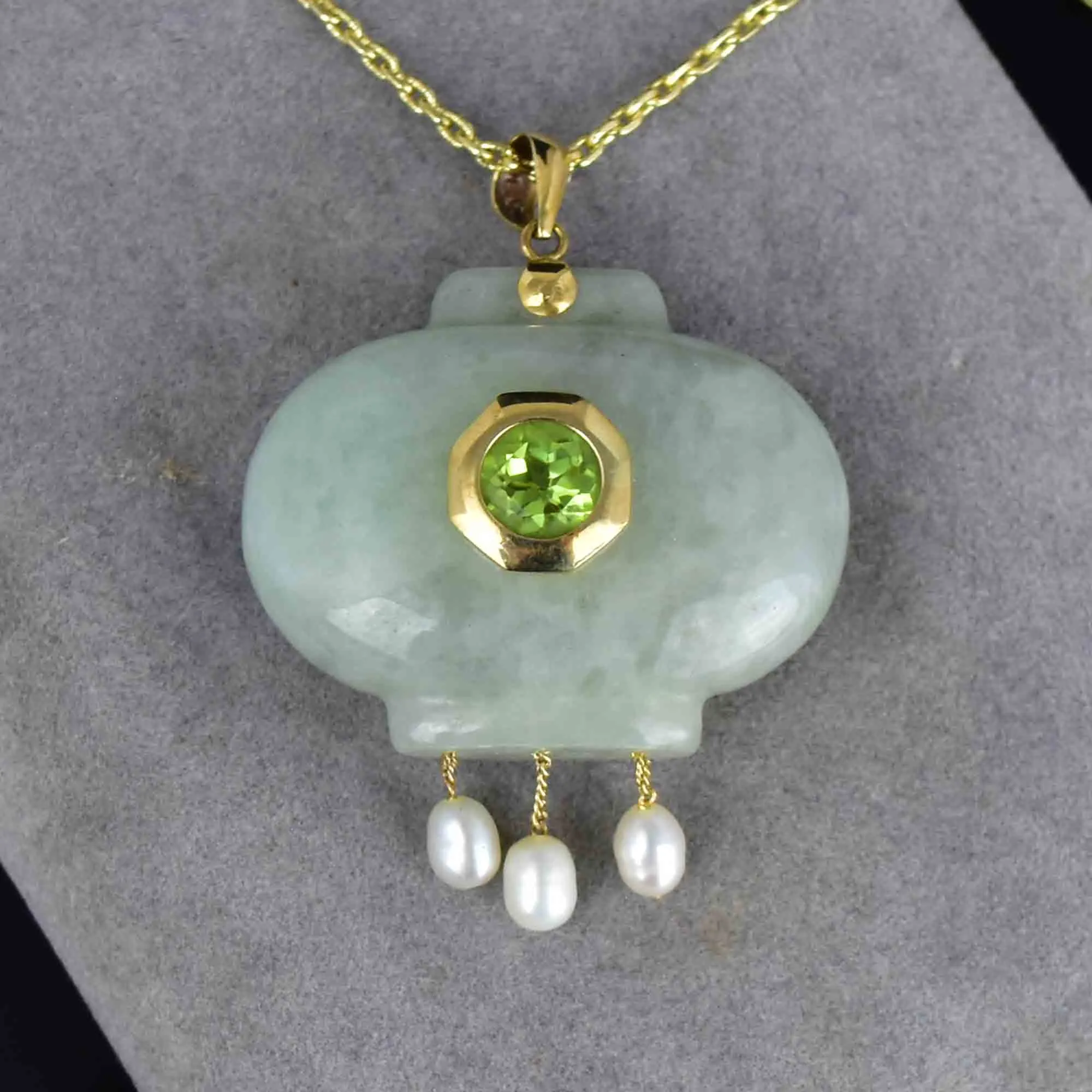 Vintage 14K Gold Carved Jade Peridot Pearl Pendant Necklace